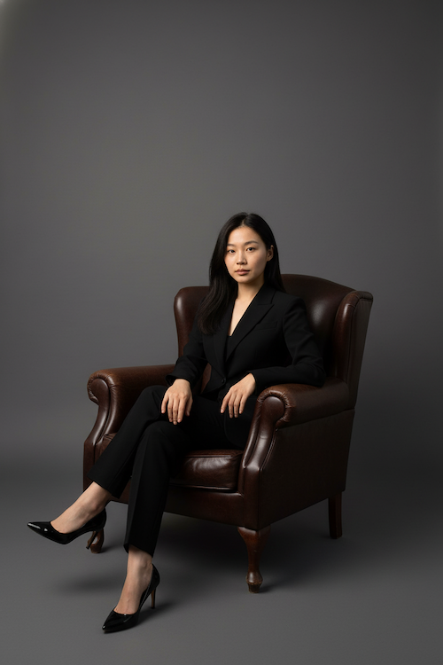 シンプルな黒でも、彼女が着れば特別になる